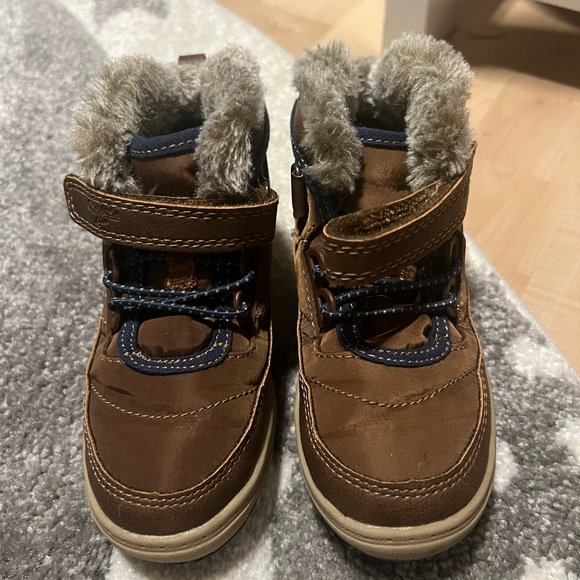 OshKosh kids boots . Size 7 & 8 Toddler - Picture 2 of 6